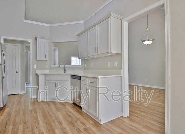 Building Photo - 77 Pine Crescent