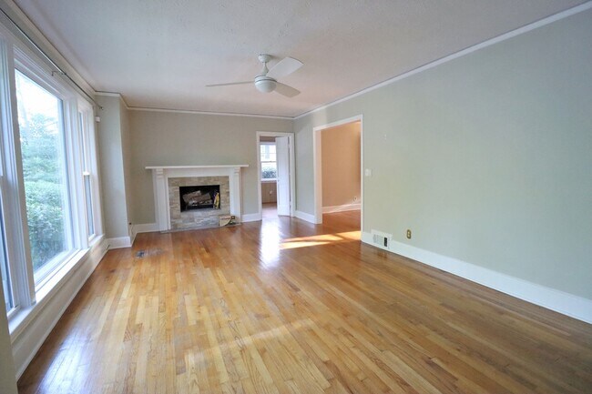 Building Photo - Updated 3 bedroom 2.5 bath home in Sherwood Forest