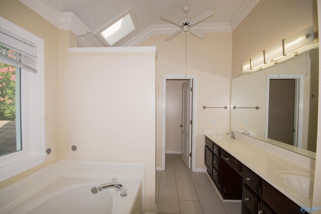 Building Photo - 104 Lancaster Ct SW