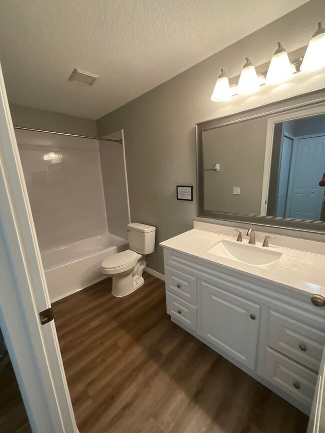 Building Photo - Two Story Town House
