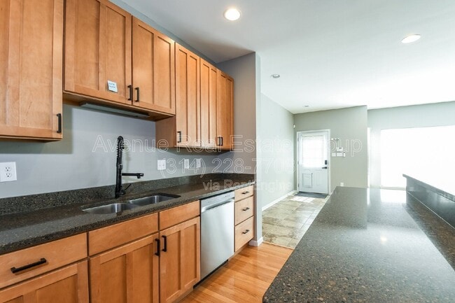 Building Photo - 404 N Sarah St