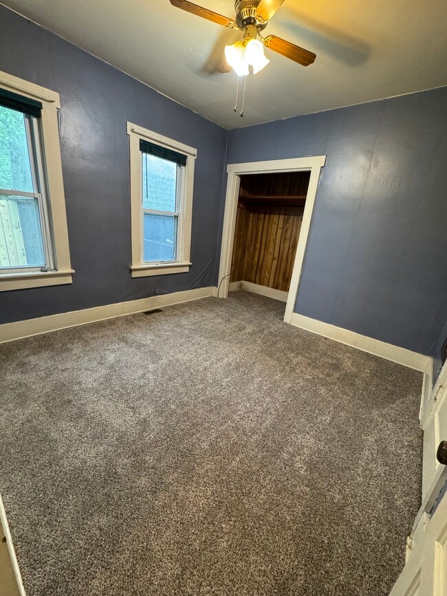 Building Photo - 318 S Locust St