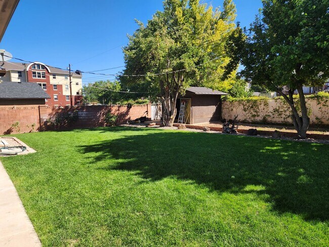 Building Photo - Charming home