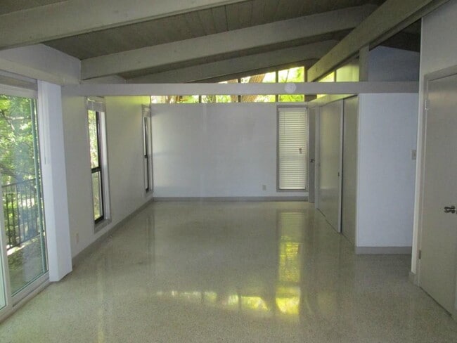 Building Photo - 506 W 7th St