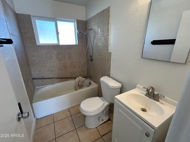 Building Photo - 114 W Riley Dr