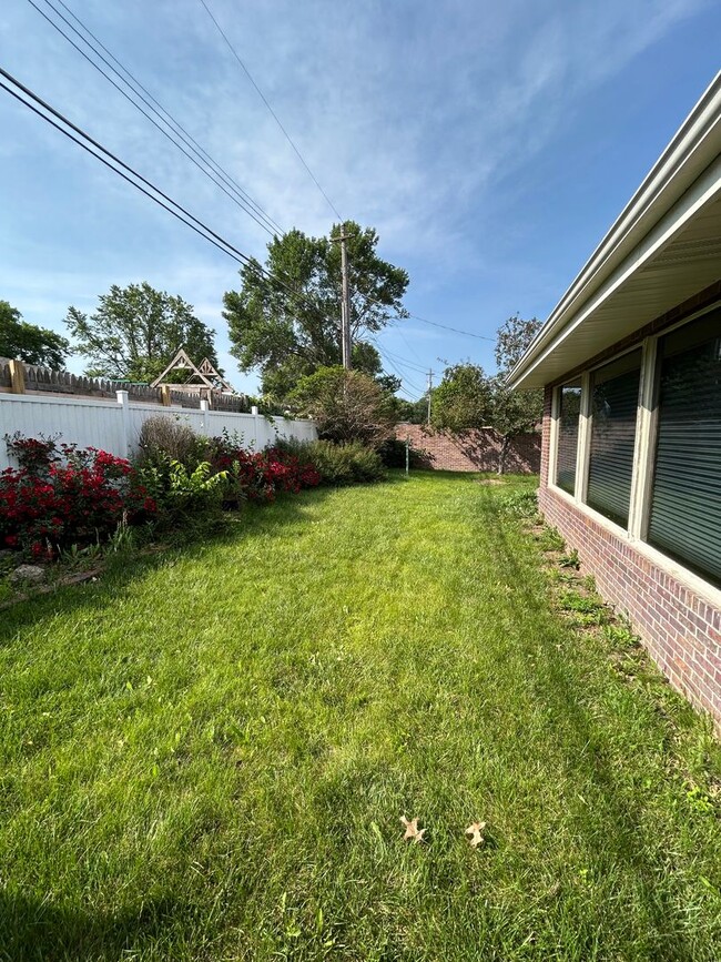 Building Photo - 4924 Cresthaven Dr