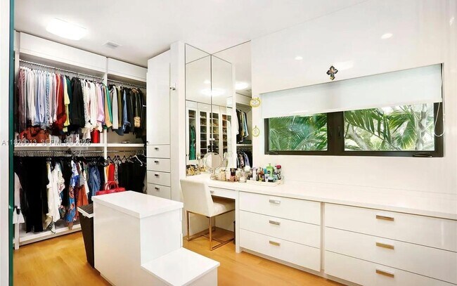 Building Photo - 6611 Leonardo St