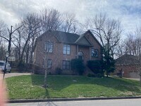 Building Photo - Great home near the lake and Seven Points ...