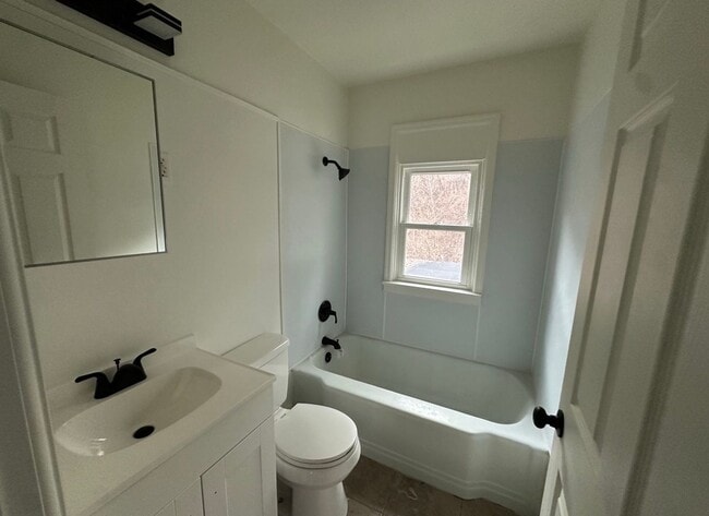 Building Photo - 2b/1b with Great Upgrades in a very convenient location!!!