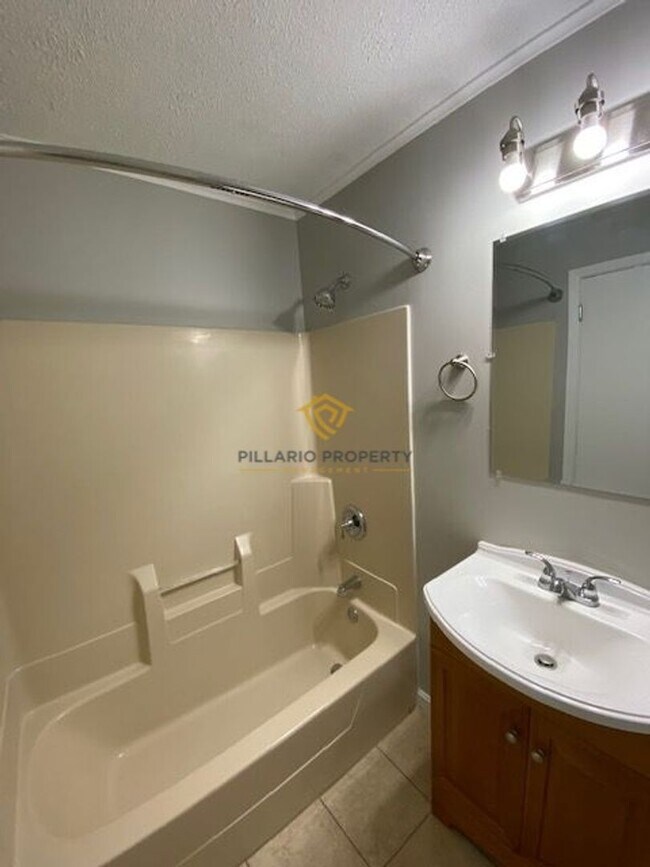 Building Photo - Charming 3-Bedroom Ranch with Detached Gar...