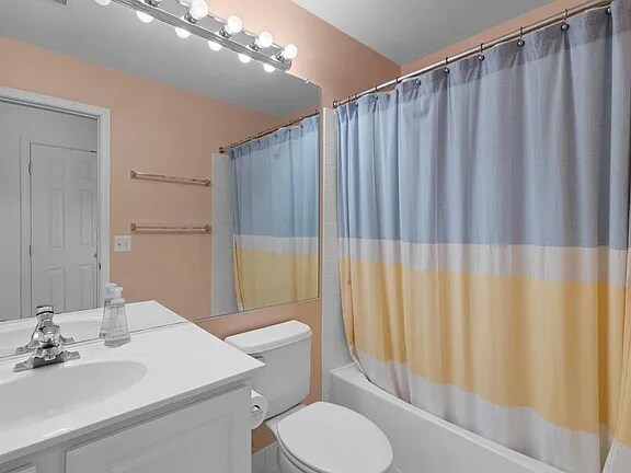 Shared Bath (Upstairs) - 6215 Split Creek Ln