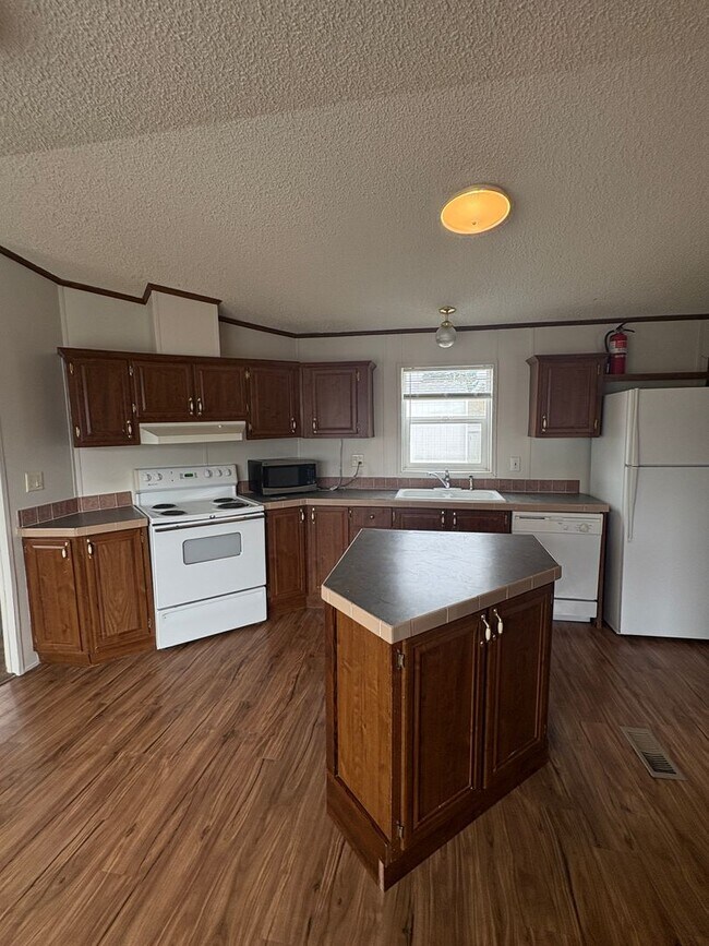 Building Photo - 306 White Oak Dr