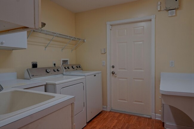 Building Photo - 781 SW Dolores Ave