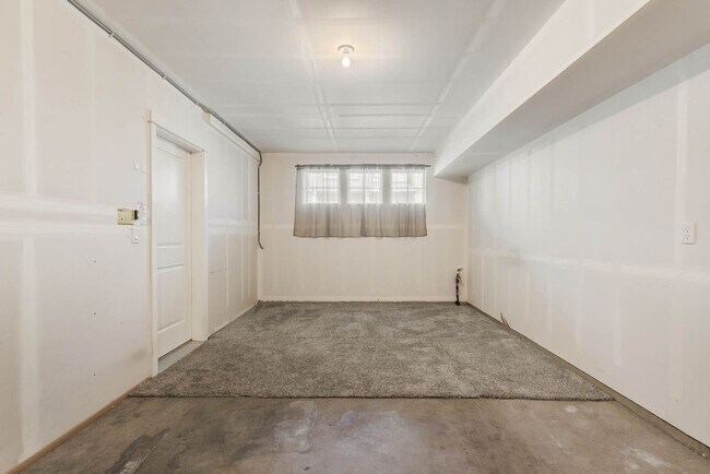 Building Photo - 7123 Shinkle Pl SW
