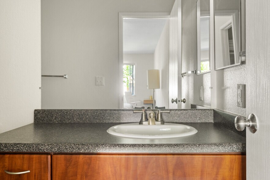 Building Photo - 1600 Villa St