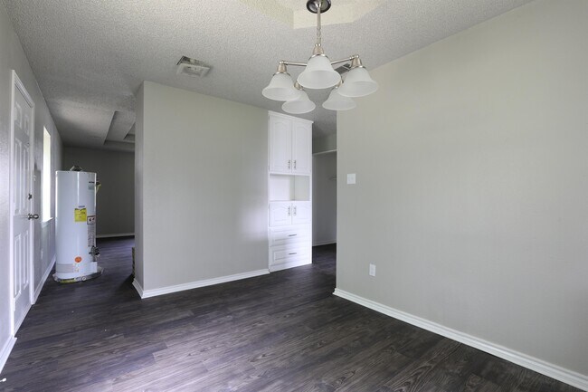 Building Photo - 811 Clyde St