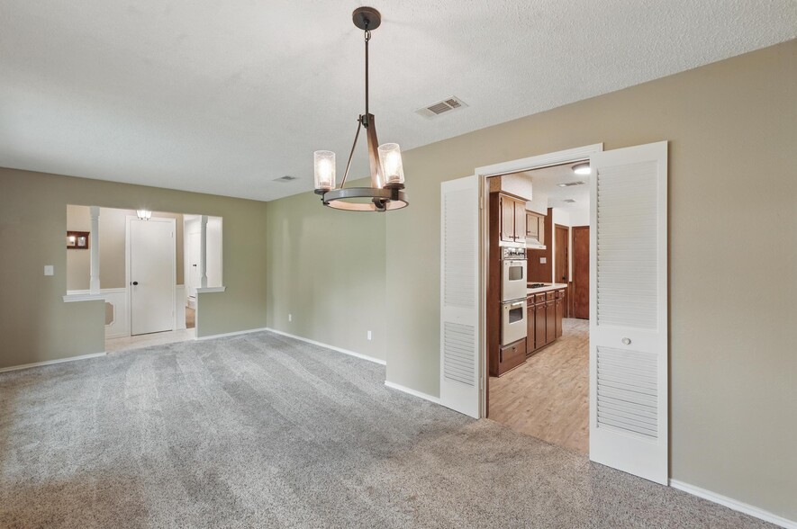 Building Photo - 2221 Prince John Dr