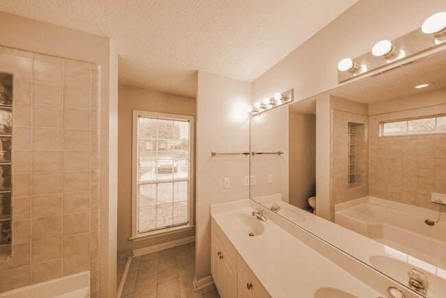 Building Photo - 2728 Fair Oaks Dr