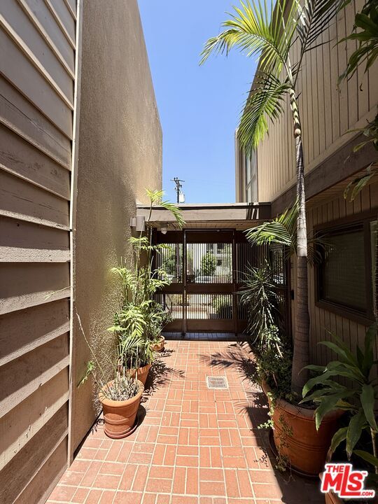 Building Photo - 853 Larrabee St