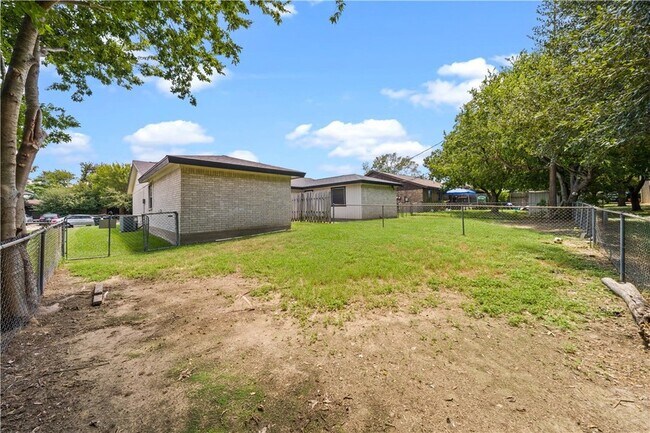 Building Photo - 1419 Hillside Dr