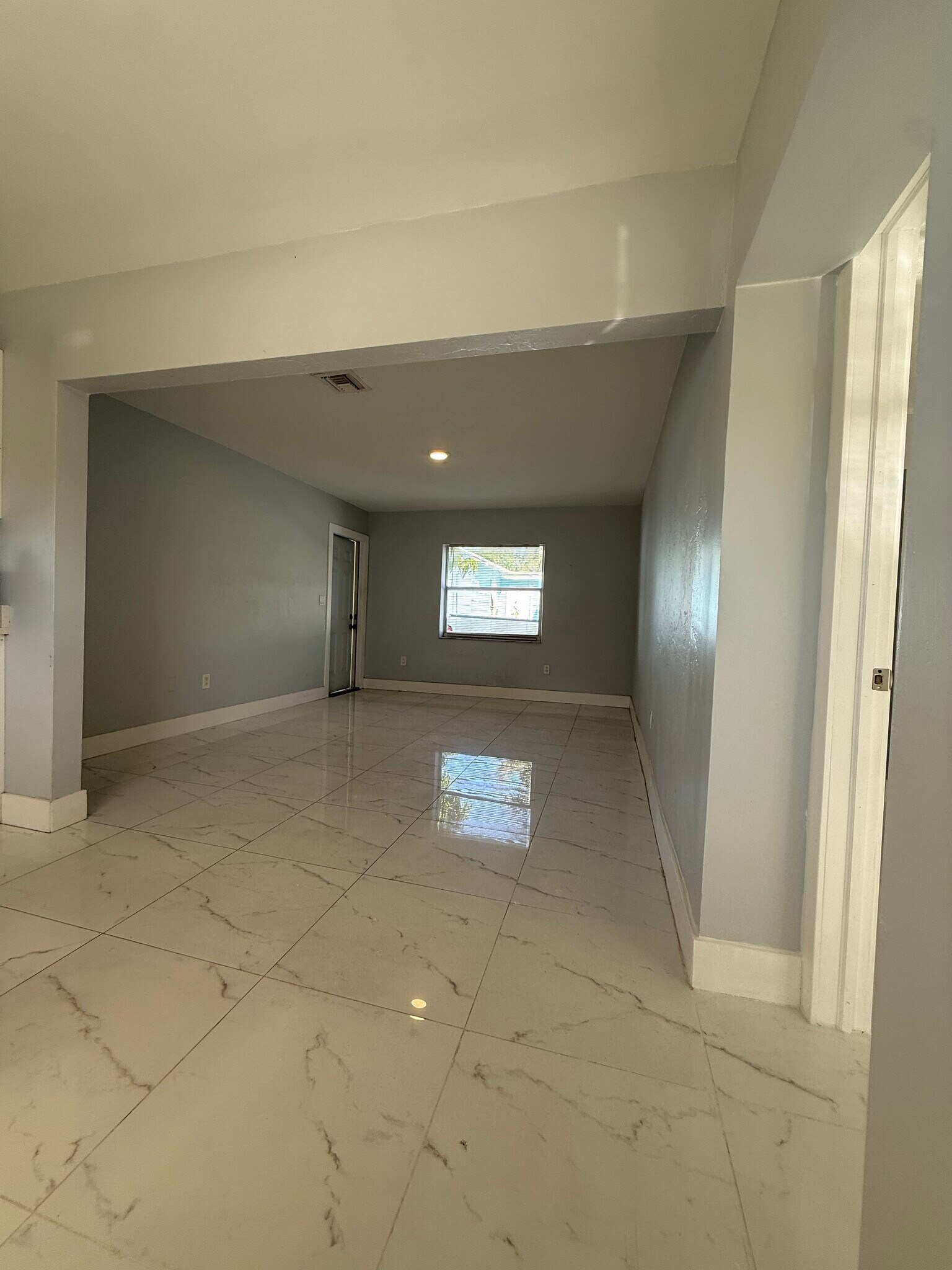 Living - 614 N E St