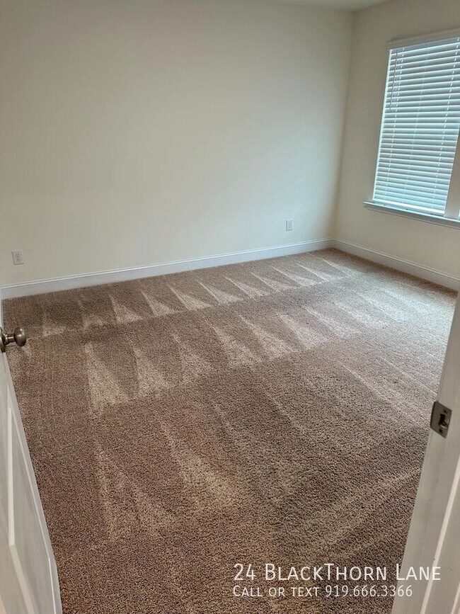 Building Photo - 24 Blackthorn Ln