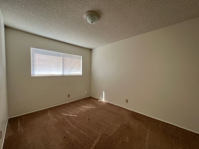 Building Photo - Upstairs, One Bedroom Apartment, Great Loc...