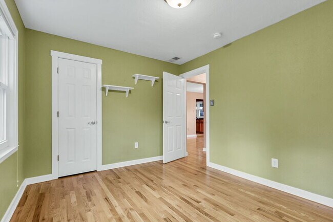 Building Photo - 1780 Roslyn St