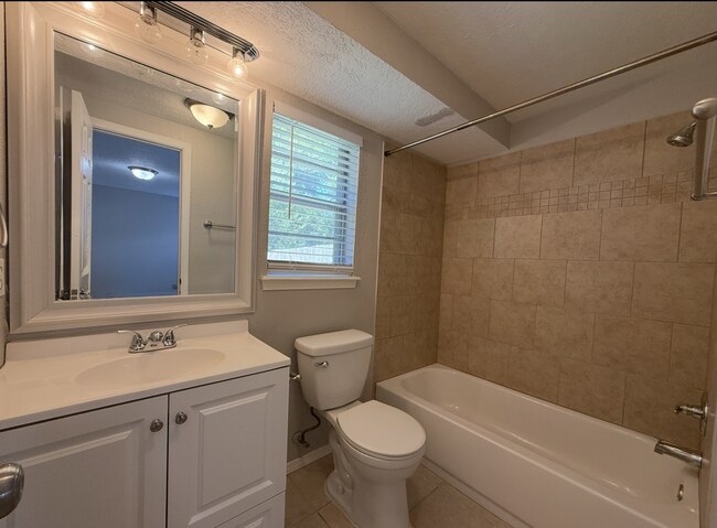 Building Photo - Convenience and Charm Meet! 4 bedroom