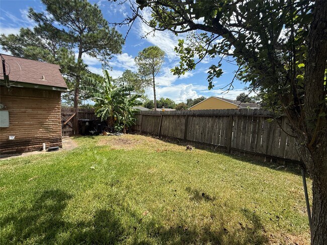 Building Photo - 6910 Pella Dr