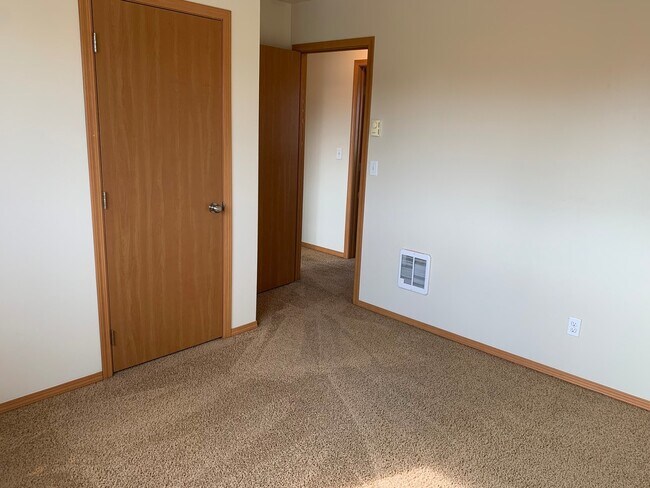 Building Photo - Large Home for Rent in Currier Creek