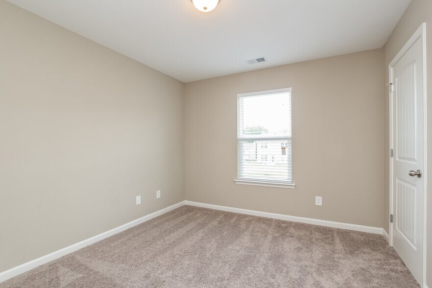 Building Photo - 737 Fieldcrest Dr