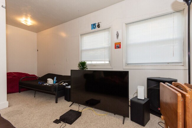 Building Photo - Convenient Location. Wals to BU Campus, Short Walk to T.Laundry, Parking for Rent