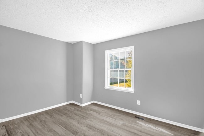 Building Photo - Stunning 3 bedroom, 2 1/2 bathroom End Tow...