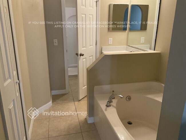 Building Photo - 3215 Burdock Ave