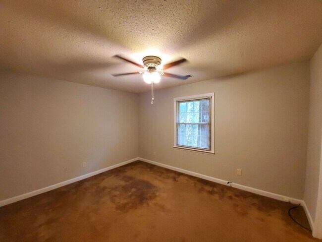 Building Photo - 3 Bedroom Home off WT Harris - in convenie...