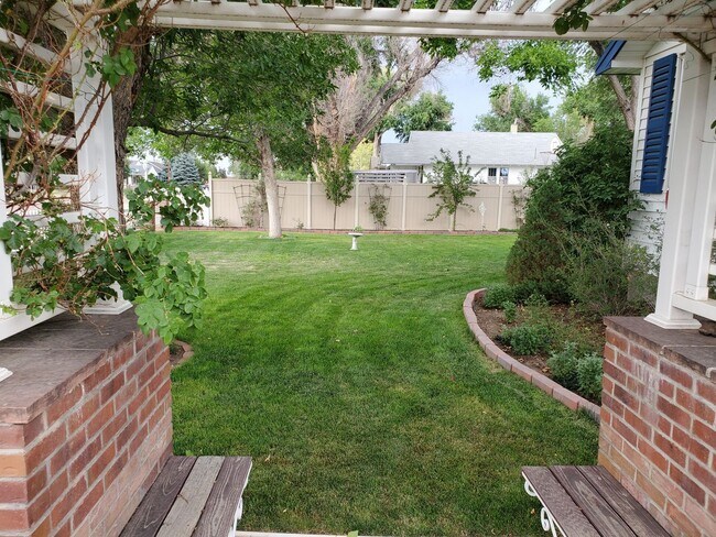 Building Photo - Cute, Quiet and Renovated One Bedroom Finished Basement in Eaton