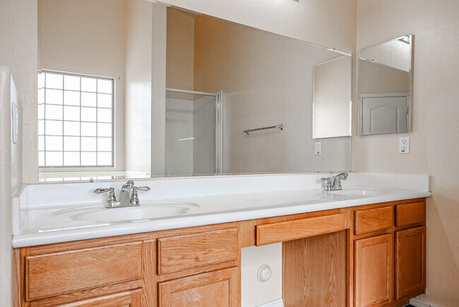 Building Photo - Beautiful 7 bedroom