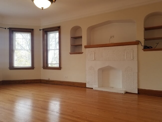 Building Photo - 5321 W Cornelia Ave