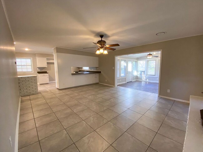 Building Photo - Large 3 bedroom 2 bath home in Whitehaven recently renovated