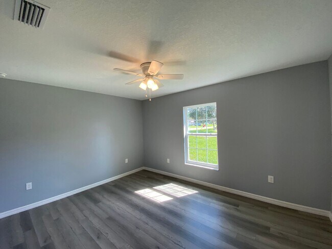 Building Photo - Desirable SW Ocala Neighborhood 3/2/2 **WON'T LAST**