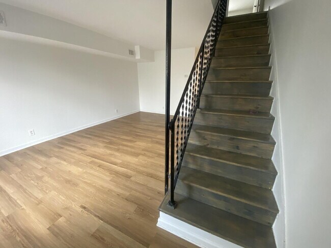 Building Photo - Charming 2 Bed, 1.5 Bath in the Heart of East Nashville