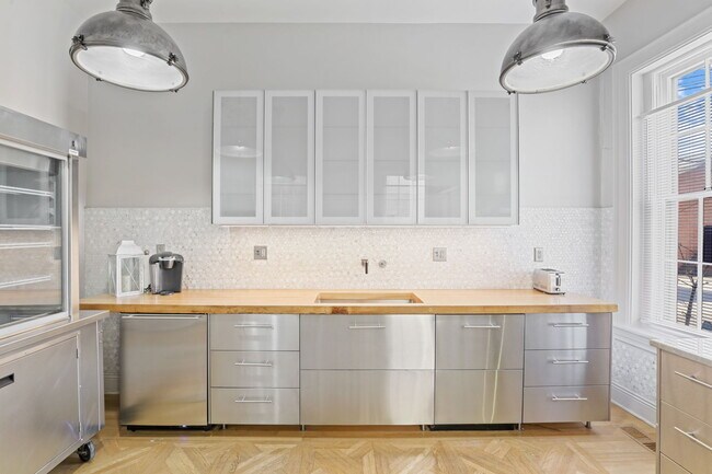 Building Photo - 550 E Town St