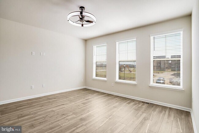 Building Photo - 421 Ensemble Wy