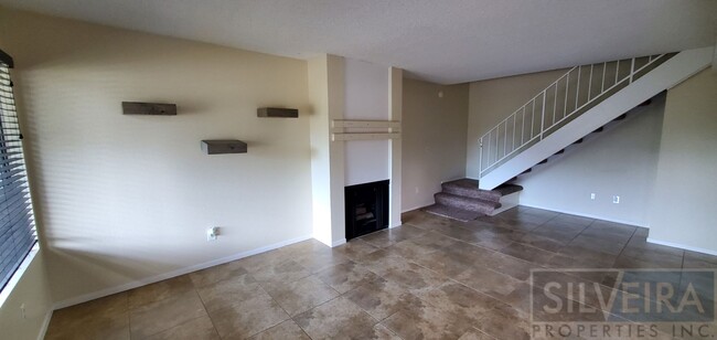 Building Photo - 2 Bedroom condo available in south Santa M...