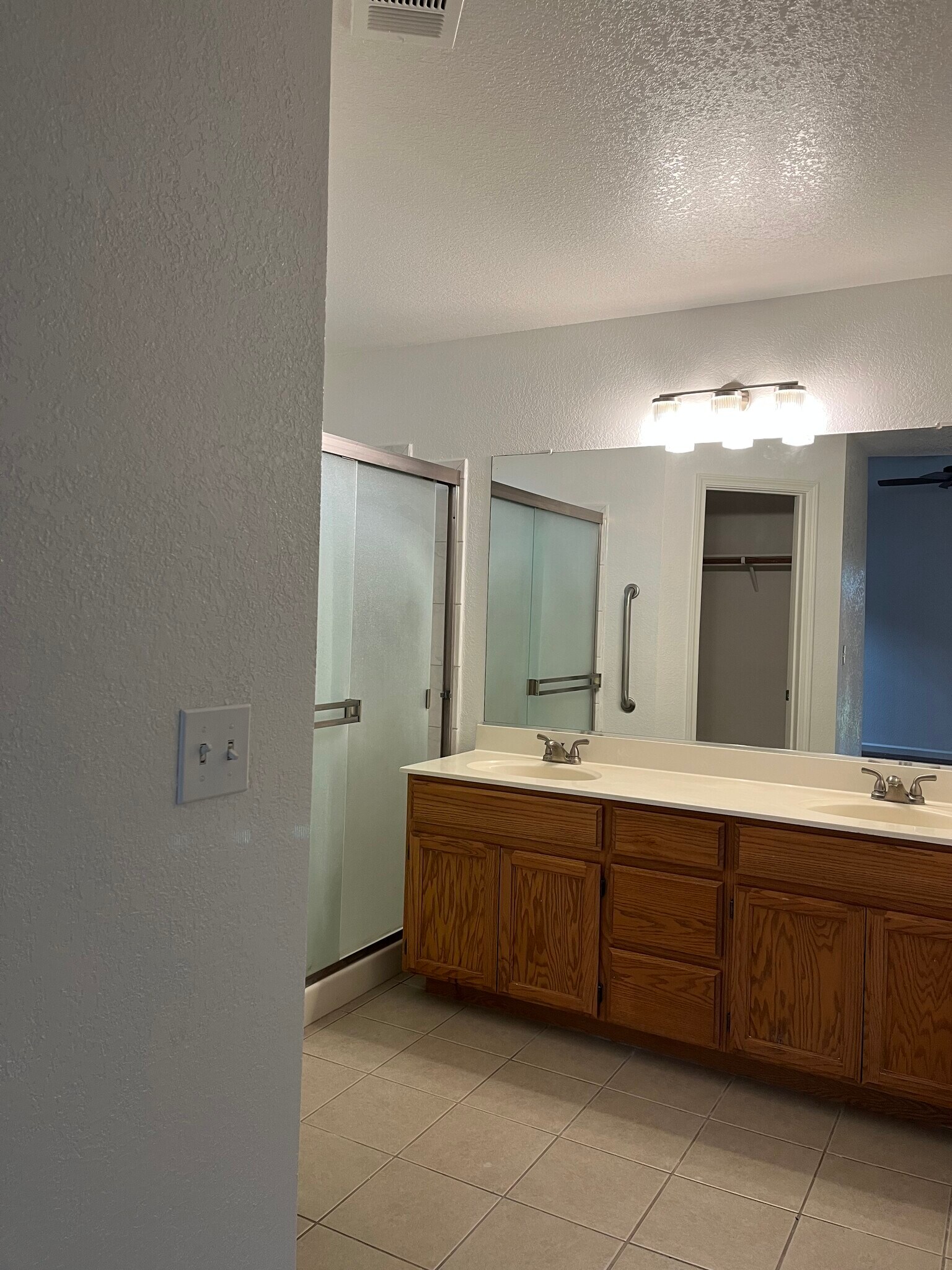 Building Photo - 2128 Jayhawk Dr