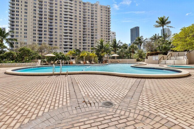 Building Photo - 520 Brickell Key Dr