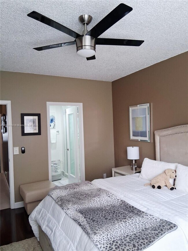 Building Photo - 7827 Sanibel Dr