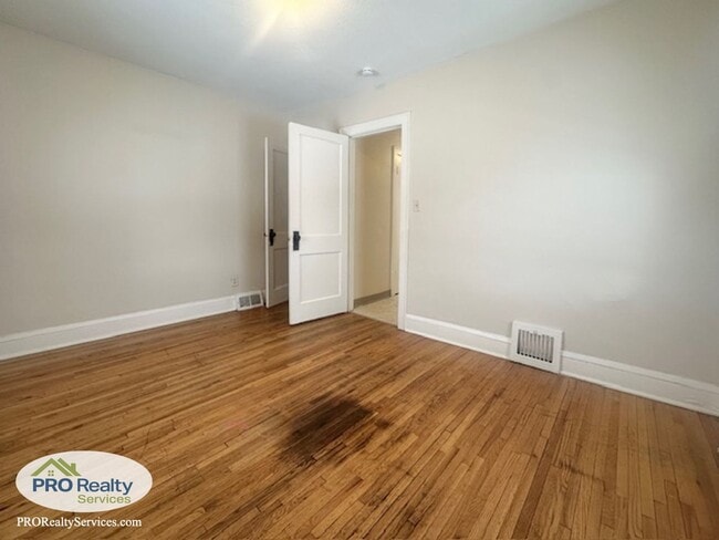 Building Photo - 4001-4003 N Bryant Ave