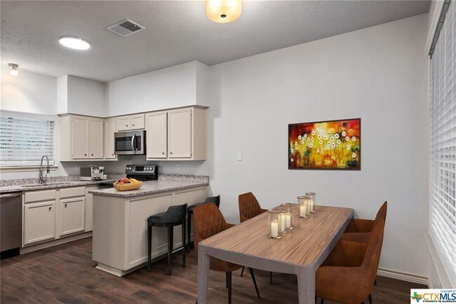 Building Photo - 100 Jackman St